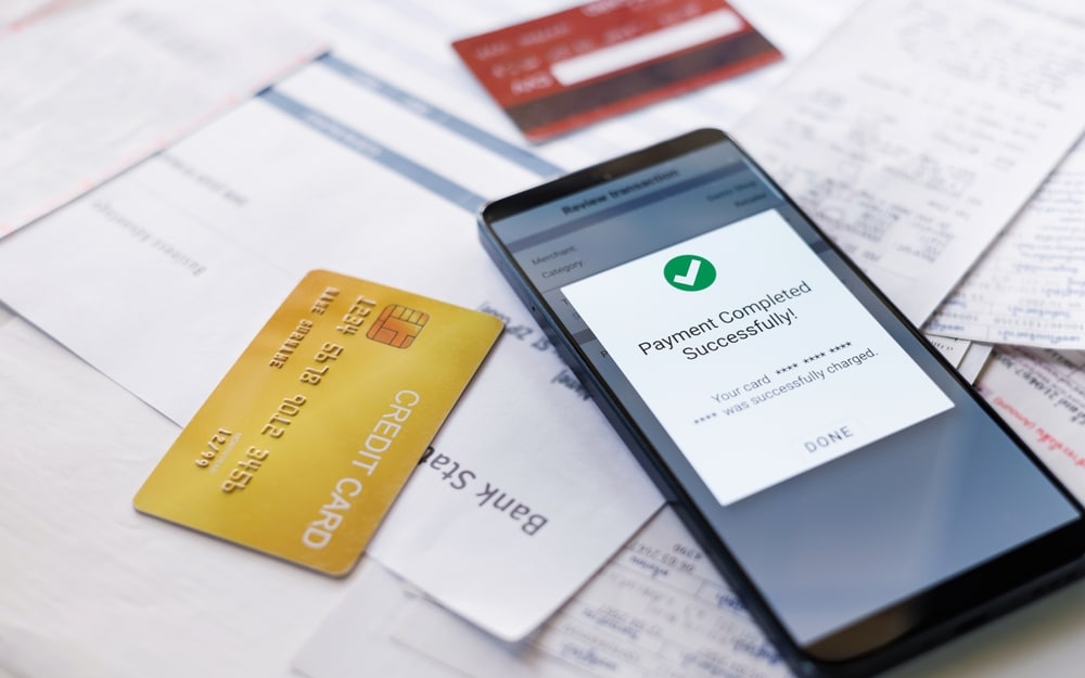 CloseUpShotMobilePhoneShowingScreenSuccessfullyPayingCredit CloseUpShotMobilePhoneShowingScreenSuccessfullyPayingCredit
