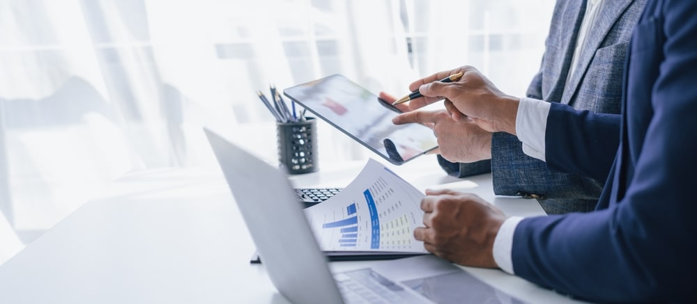 UsingTabletPcConsultantBetweenBookkeepersAndAccountingLawyerConsultation UsingTabletPcConsultantBetweenBookkeepersAndAccountingLawyerConsultation