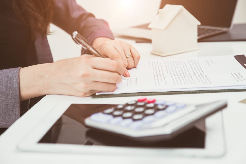 BusinessClientSignsContactHomeLoanOrDivorceSignDocument