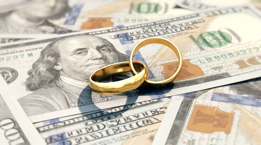 3dIllustrationWeddingRingsOnUsDollarBanknotes
