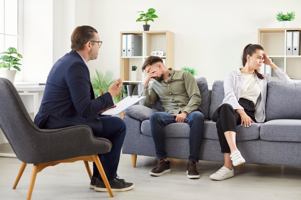 ProfessionalTherapistSessionGivingPsychologicalHelpConsultingCoupleWithFamily