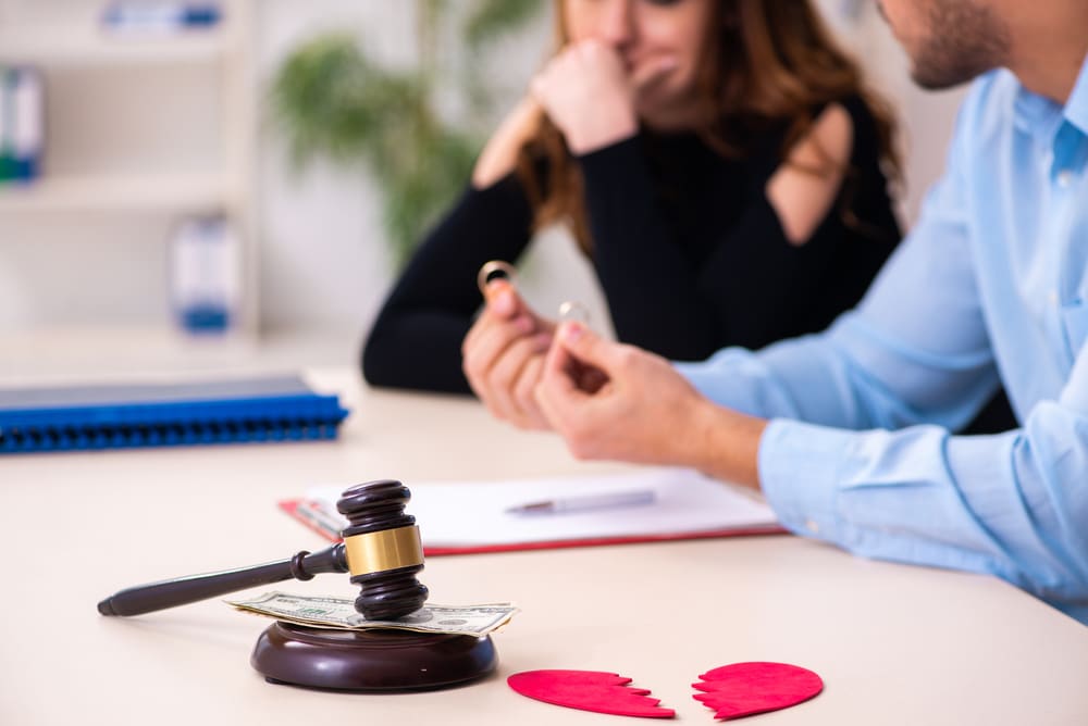 YoungCoupleDivorcingInAlimonyConcept YoungCoupleDivorcingInAlimonyConcept