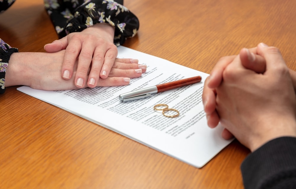 DivorceAgreementMarriageDissolutionDocumentsManAndWomanHandsWedding